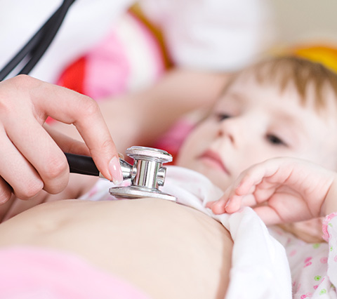 Gastroenterólogos pediatras en Bogotá revisando bebé