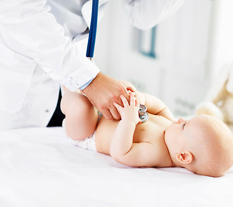 Pediatra en Bogotá revisando bebé