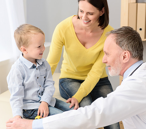 Vaya al gastroenterólogo pediatra Bogotá por afecciones de su hijo Gastroenterólogo pediatra en Bogotá en consulta con un bebé