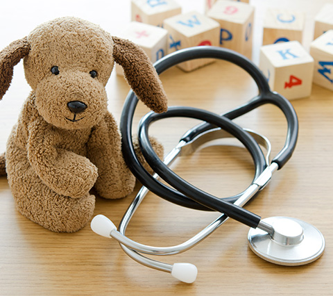 Acuda a las consultas de gastopediatria en Bogotá con frecuencia Implementos de gastropediatra en Bogotá sobre escritorio