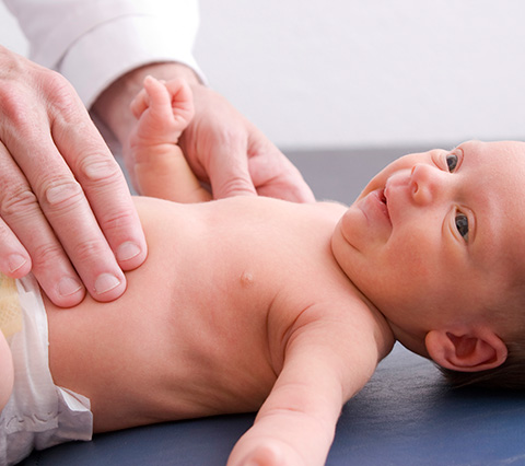 Médico pediatra en Bogotá revisando a bebé